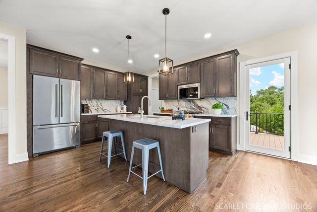 831 Avon Court, Glen Ellyn, IL 60137