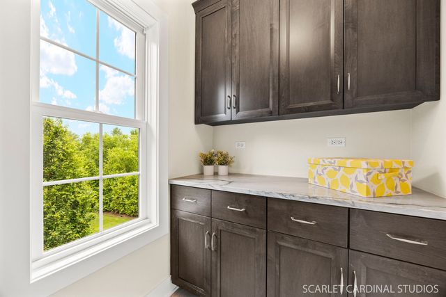 831 Avon Court, Glen Ellyn, IL 60137