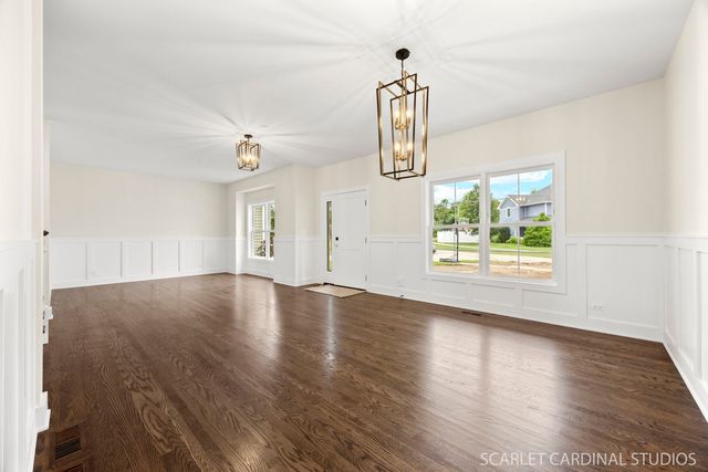 831 Avon Court, Glen Ellyn, IL 60137