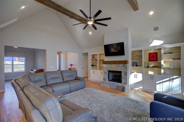 1820 E 45th Place, Sand Springs, OK 74063