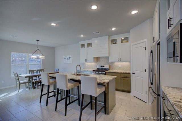 1820 E 45th Place, Sand Springs, OK 74063