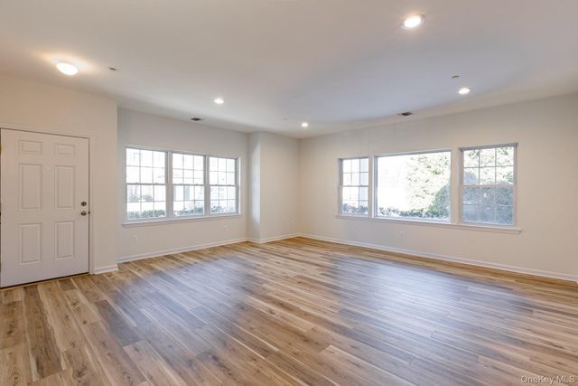 975 Main Street 18, Farmingdale, NY 11735