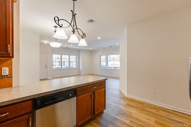 975 Main Street 18, Farmingdale, NY 11735