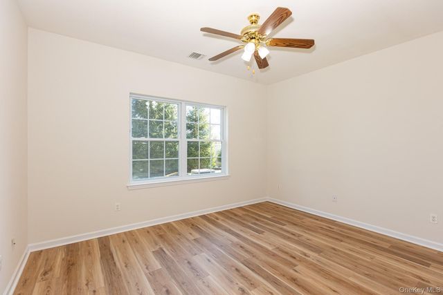 975 Main Street 18, Farmingdale, NY 11735