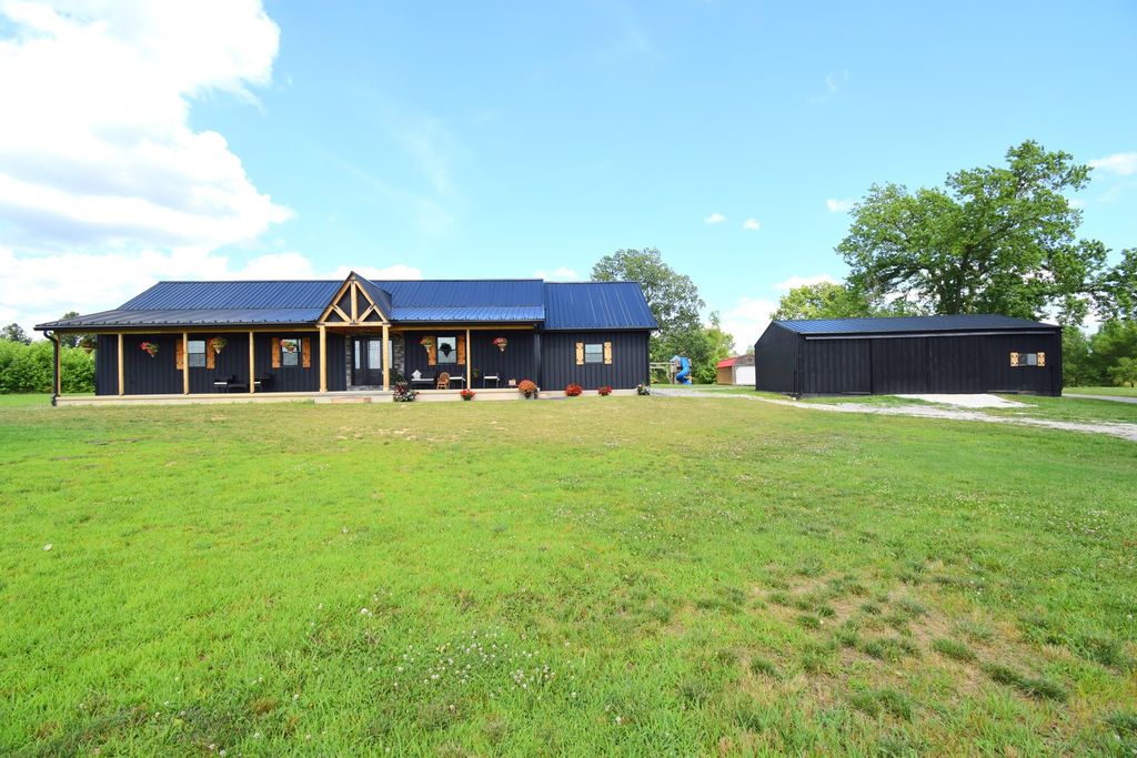 Image 2 of property listing at 14824 N Tolle Lane, Mt Vernon, IL 62864