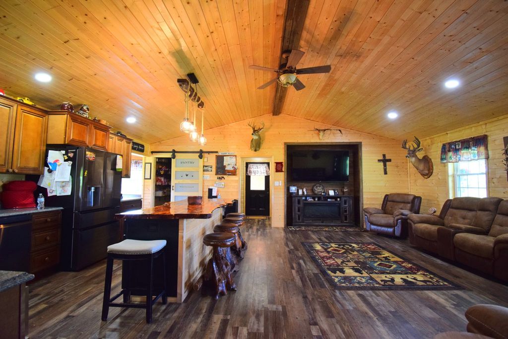 Image 11 of property listing at 14824 N Tolle Lane, Mt Vernon, IL 62864