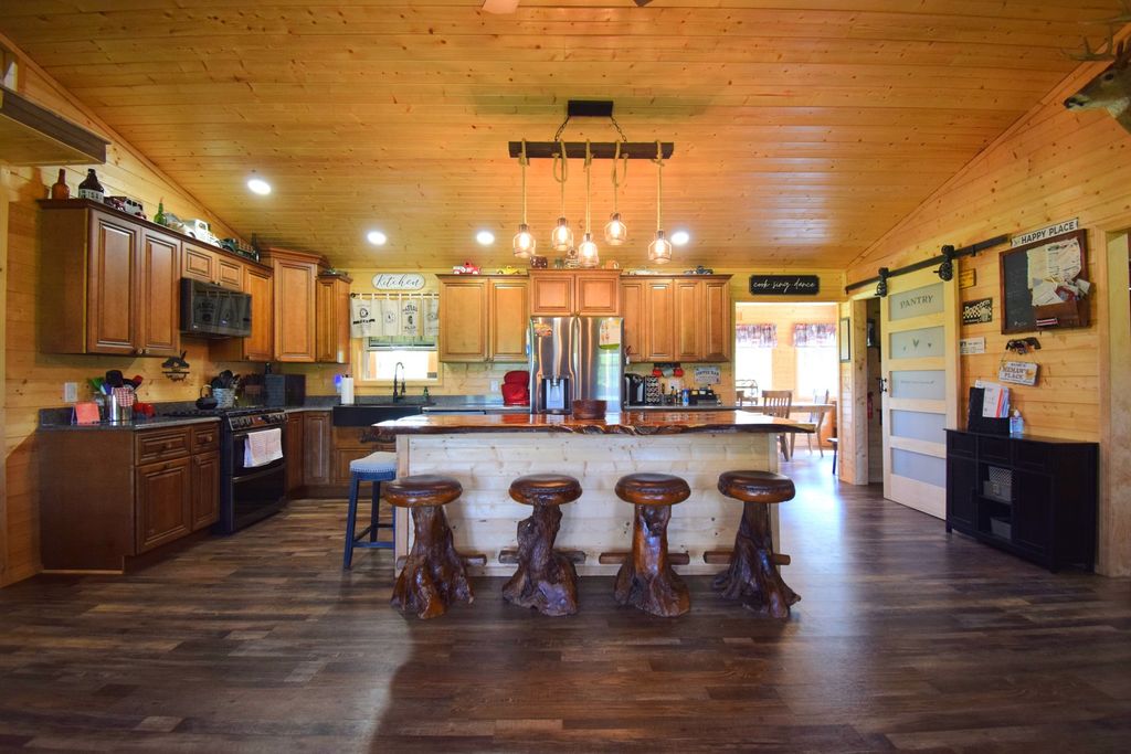 Image 12 of property listing at 14824 N Tolle Lane, Mt Vernon, IL 62864