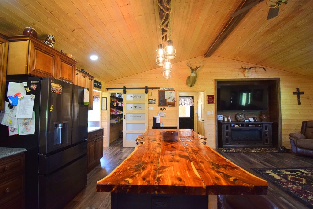Image 13 of property listing at 14824 N Tolle Lane, Mt Vernon, IL 62864