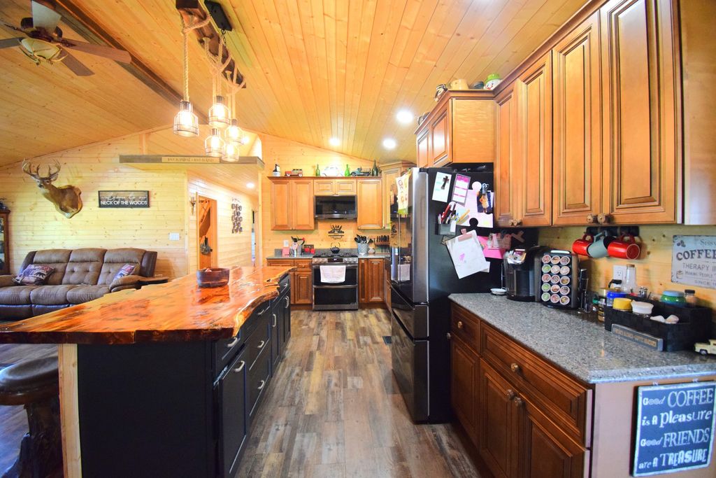 Image 14 of property listing at 14824 N Tolle Lane, Mt Vernon, IL 62864