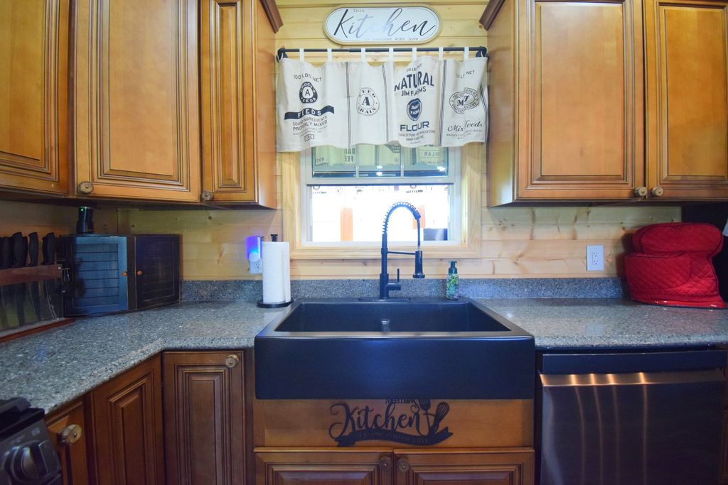 Image 15 of property listing at 14824 N Tolle Lane, Mt Vernon, IL 62864