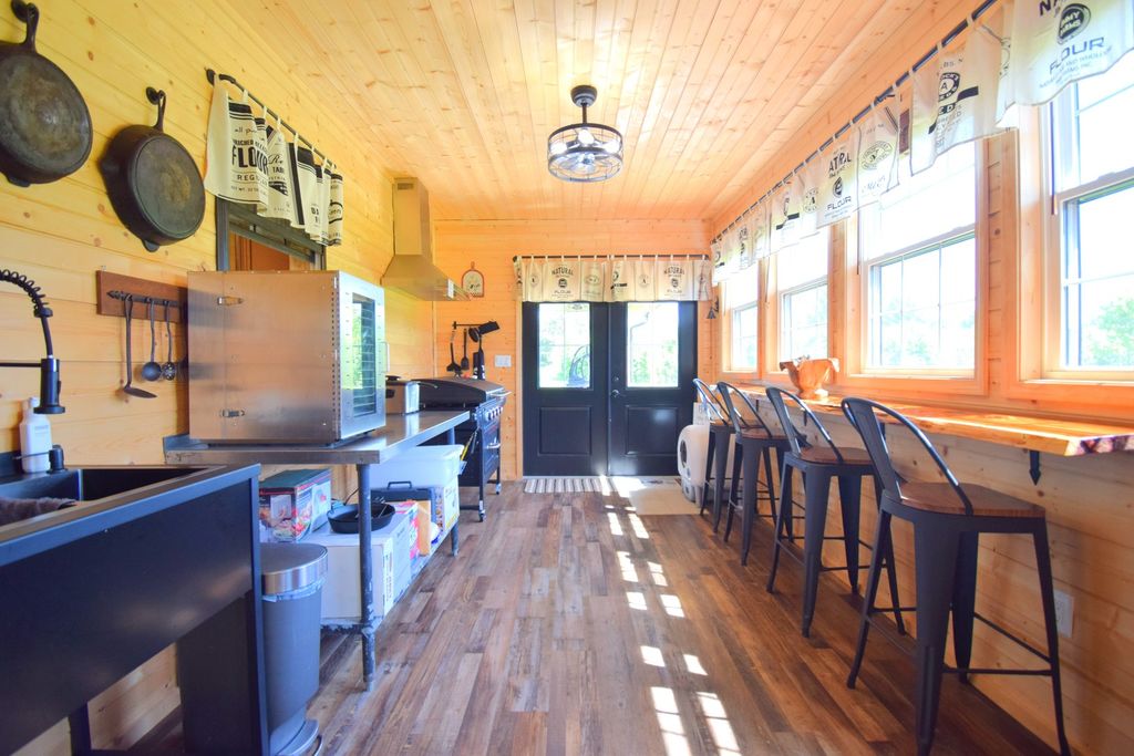 Image 20 of property listing at 14824 N Tolle Lane, Mt Vernon, IL 62864