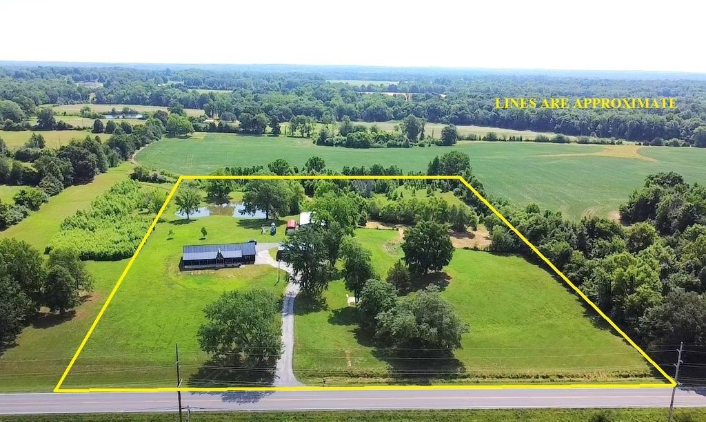Image 3 of property listing at 14824 N Tolle Lane, Mt Vernon, IL 62864