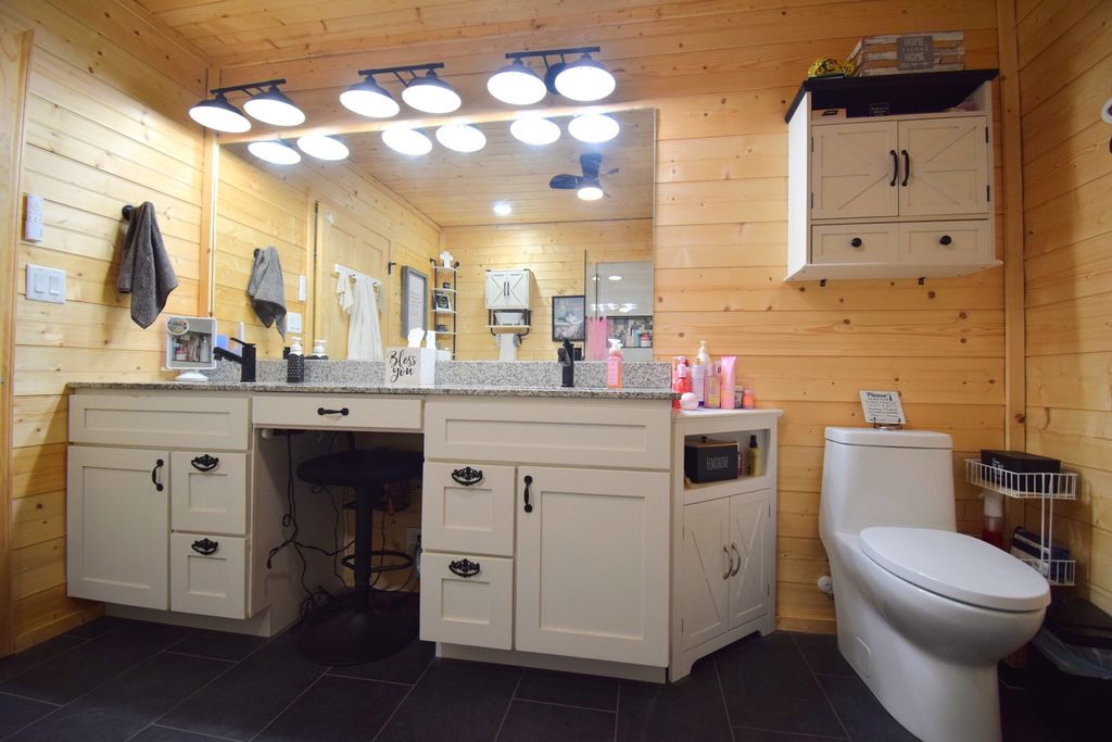 Image 25 of property listing at 14824 N Tolle Lane, Mt Vernon, IL 62864