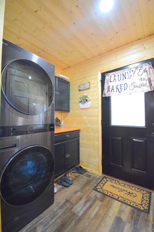 Image 31 of property listing at 14824 N Tolle Lane, Mt Vernon, IL 62864