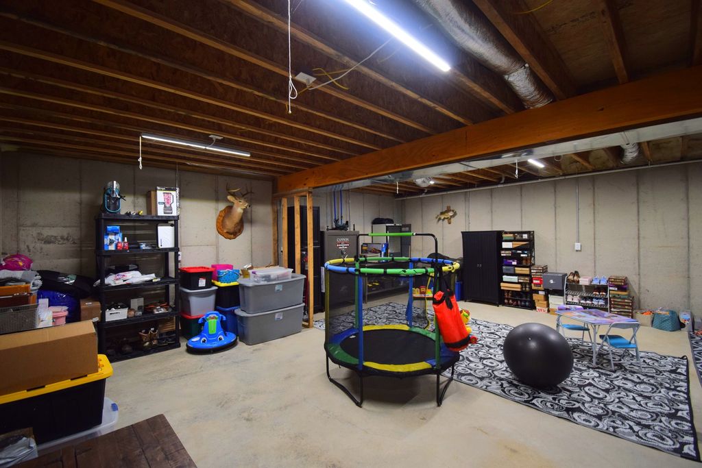 Image 33 of property listing at 14824 N Tolle Lane, Mt Vernon, IL 62864