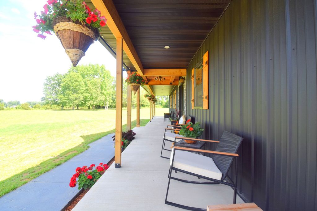 Image 34 of property listing at 14824 N Tolle Lane, Mt Vernon, IL 62864