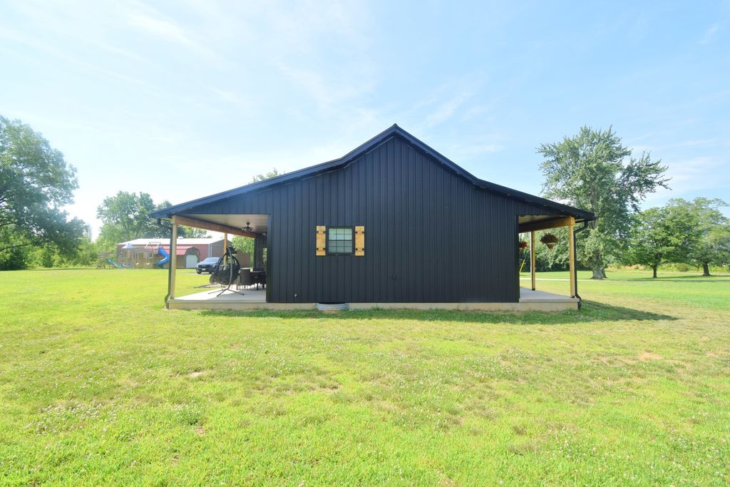 Image 35 of property listing at 14824 N Tolle Lane, Mt Vernon, IL 62864