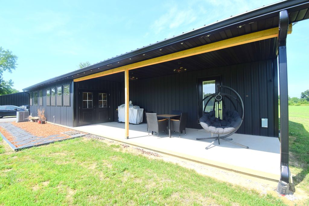Image 36 of property listing at 14824 N Tolle Lane, Mt Vernon, IL 62864