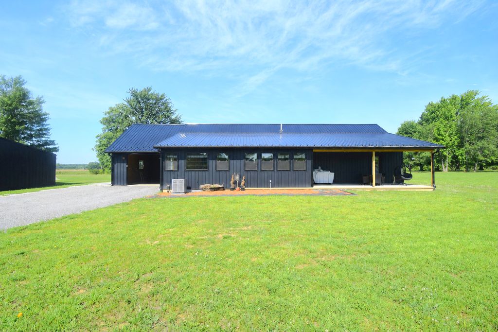 Image 37 of property listing at 14824 N Tolle Lane, Mt Vernon, IL 62864