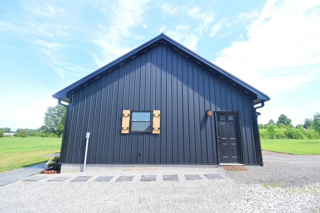 Image 38 of property listing at 14824 N Tolle Lane, Mt Vernon, IL 62864