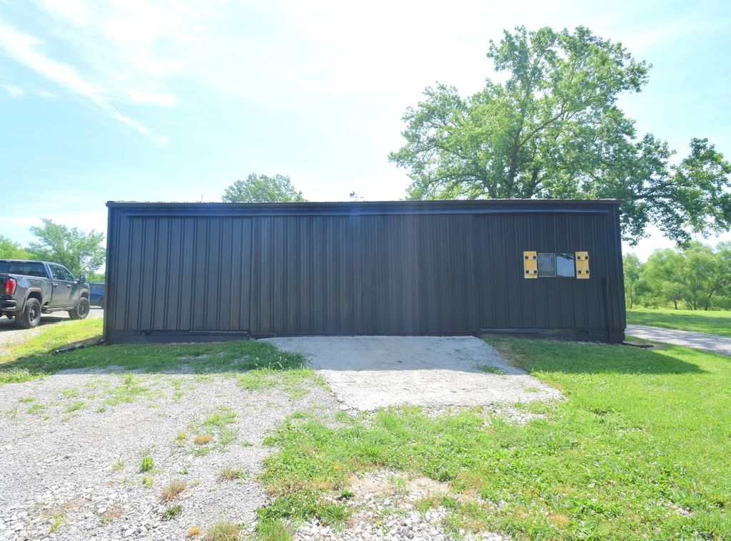 Image 39 of property listing at 14824 N Tolle Lane, Mt Vernon, IL 62864