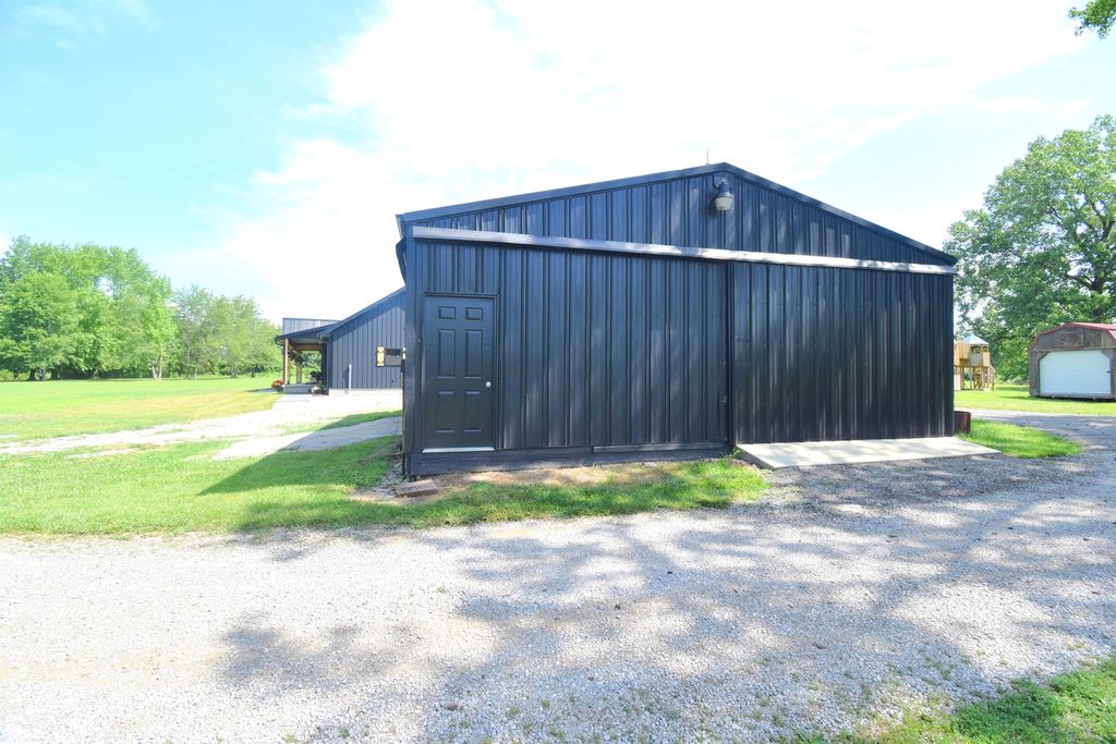 Image 40 of property listing at 14824 N Tolle Lane, Mt Vernon, IL 62864