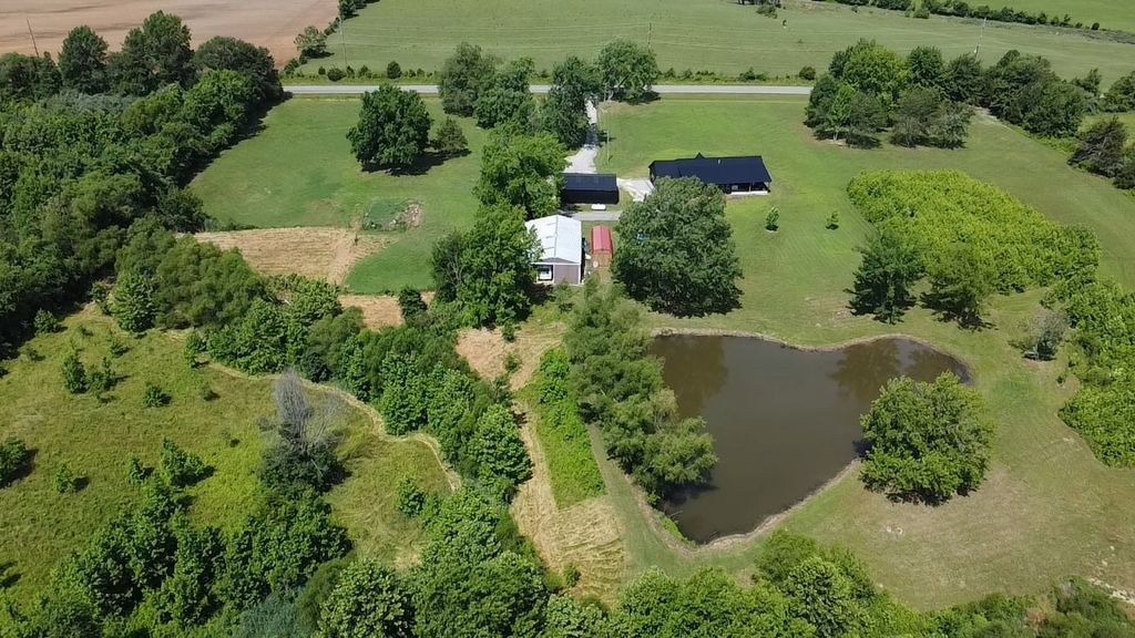 Image 5 of property listing at 14824 N Tolle Lane, Mt Vernon, IL 62864