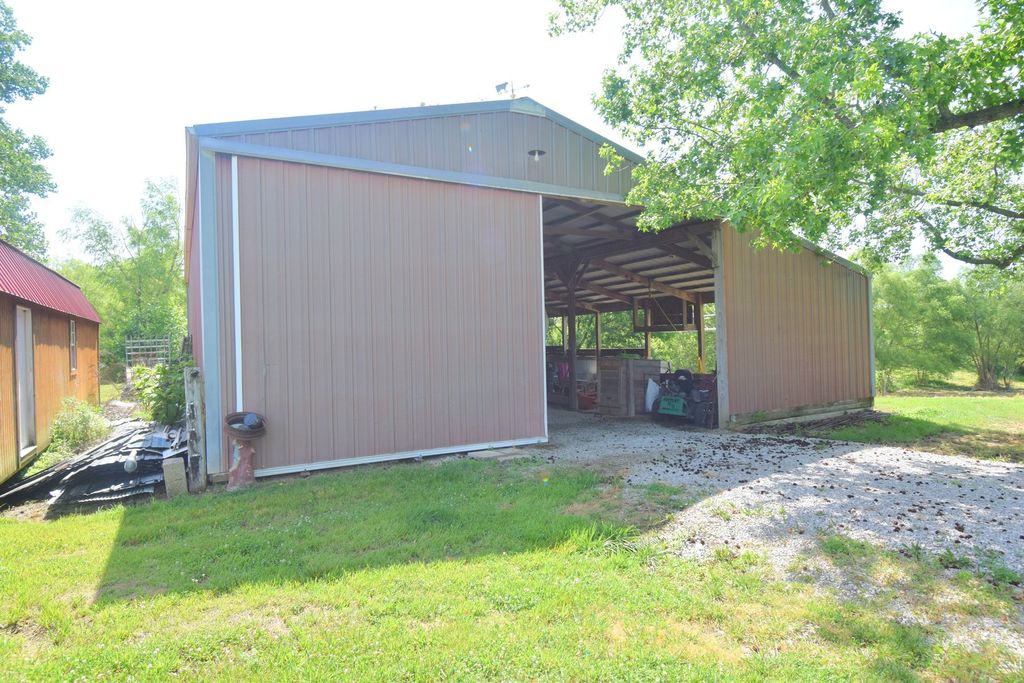 Image 41 of property listing at 14824 N Tolle Lane, Mt Vernon, IL 62864