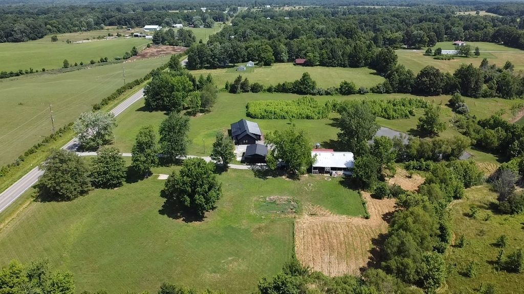 Image 6 of property listing at 14824 N Tolle Lane, Mt Vernon, IL 62864