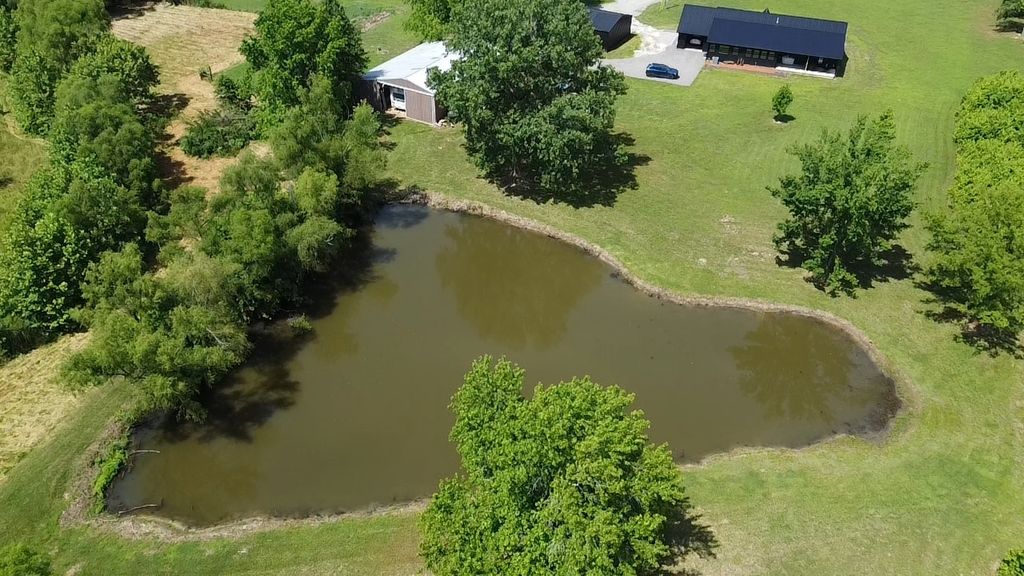 Image 7 of property listing at 14824 N Tolle Lane, Mt Vernon, IL 62864