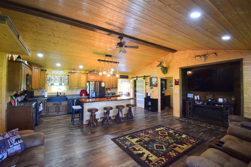 Image 8 of property listing at 14824 N Tolle Lane, Mt Vernon, IL 62864