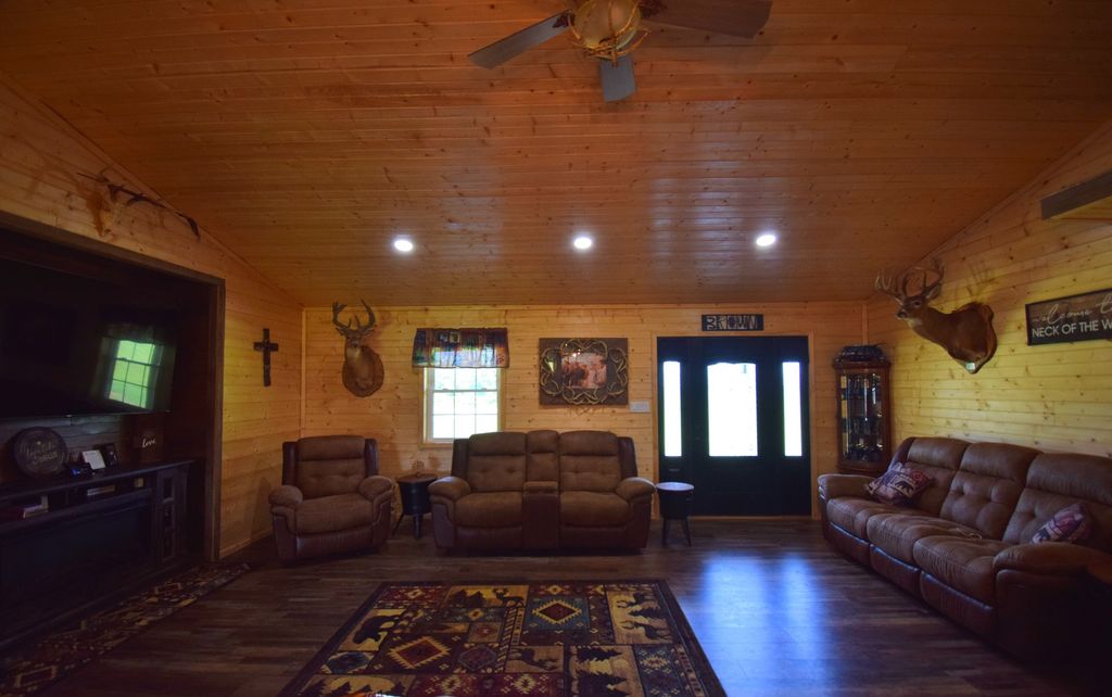 Image 9 of property listing at 14824 N Tolle Lane, Mt Vernon, IL 62864