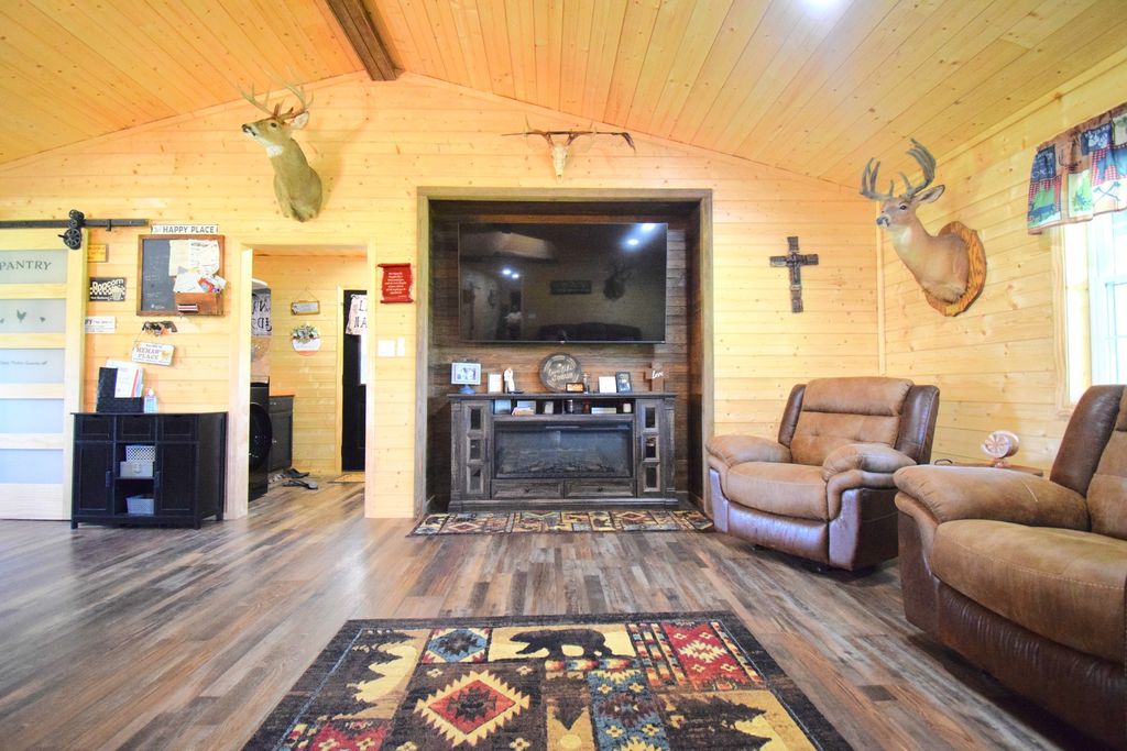Image 10 of property listing at 14824 N Tolle Lane, Mt Vernon, IL 62864