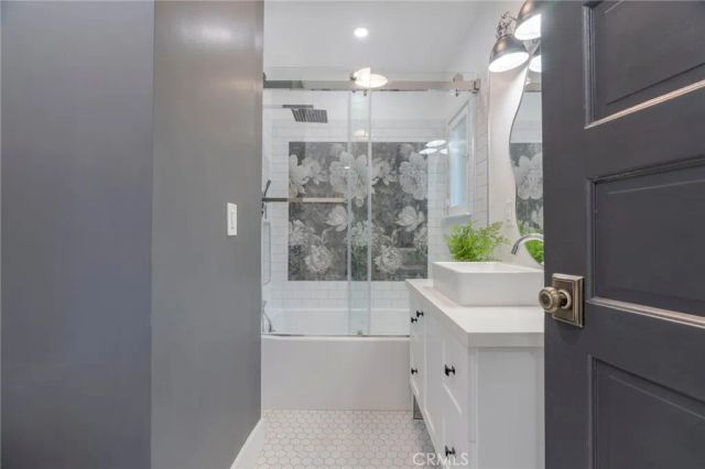 1322 N June Street, Los Angeles, CA 90028