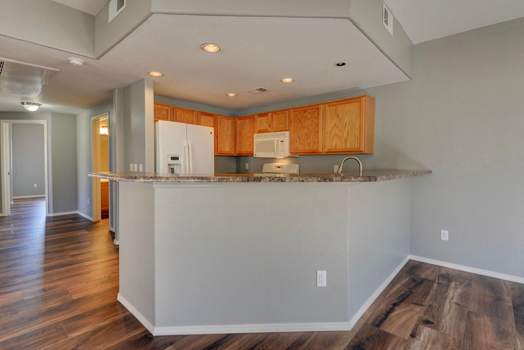 Image 3 of property listing at 6800 Vista Del Norte Road NE # 2027, Albuquerque, NM 87113