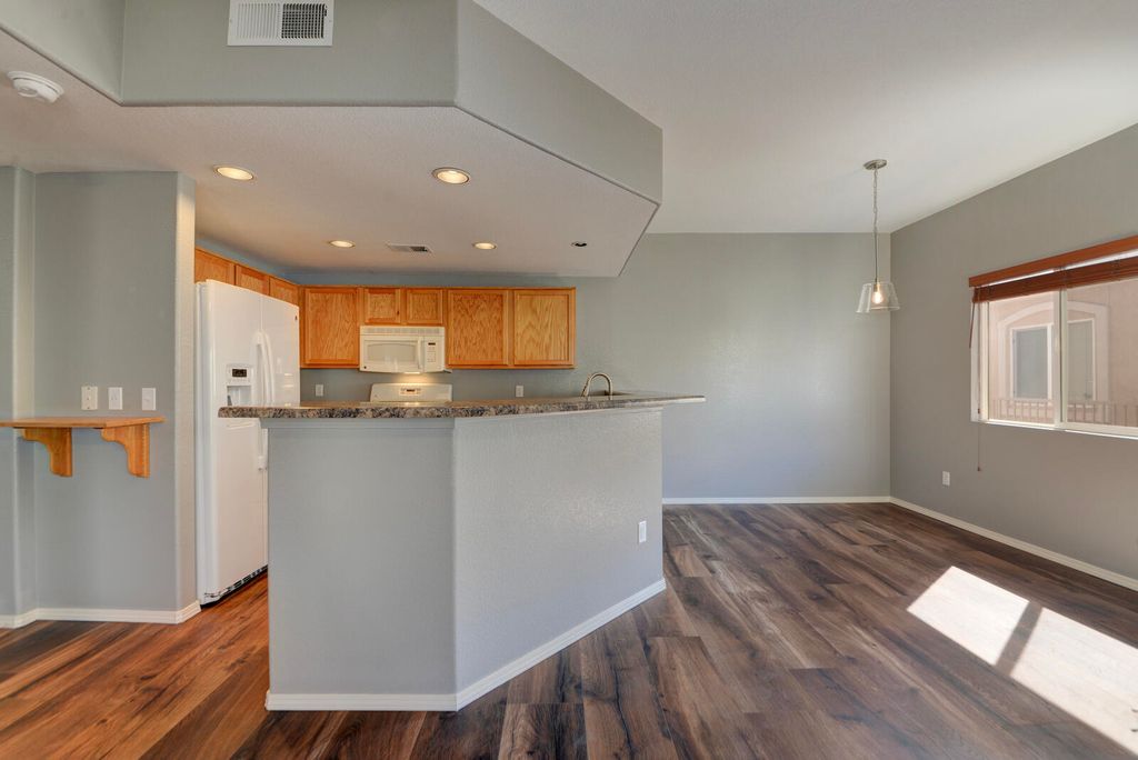 Image 4 of property listing at 6800 Vista Del Norte Road NE # 2027, Albuquerque, NM 87113