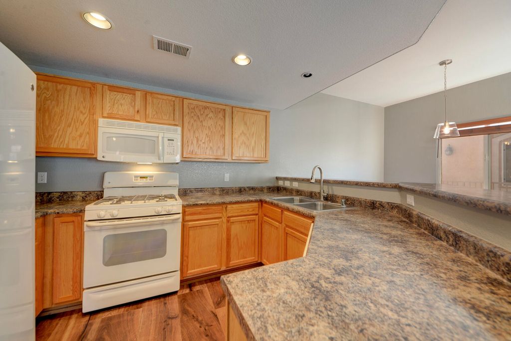 Image 5 of property listing at 6800 Vista Del Norte Road NE # 2027, Albuquerque, NM 87113