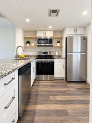 9440 Poinciana Pl 106, Davie, FL 33324