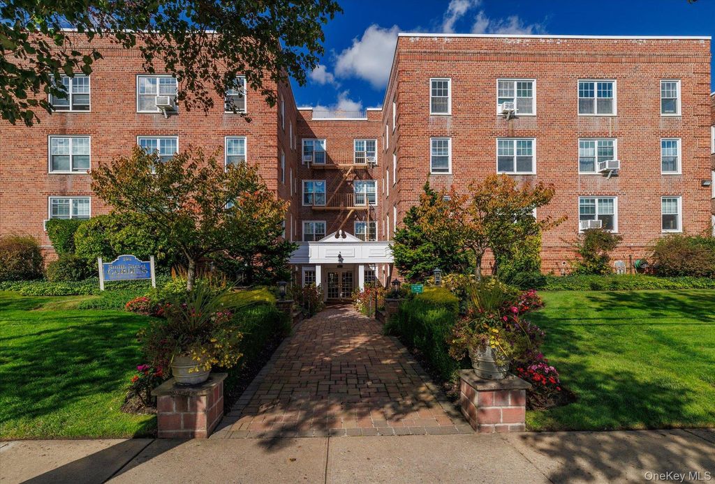 194 Smith Street 1Q, Freeport, NY 11520 — exterior