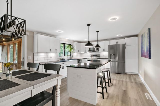 1933 Davis Court, Shakopee, MN 55379