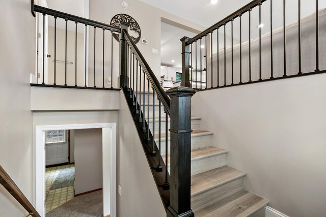 1933 Davis Court, Shakopee, MN 55379