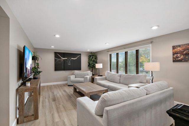 1933 Davis Court, Shakopee, MN 55379