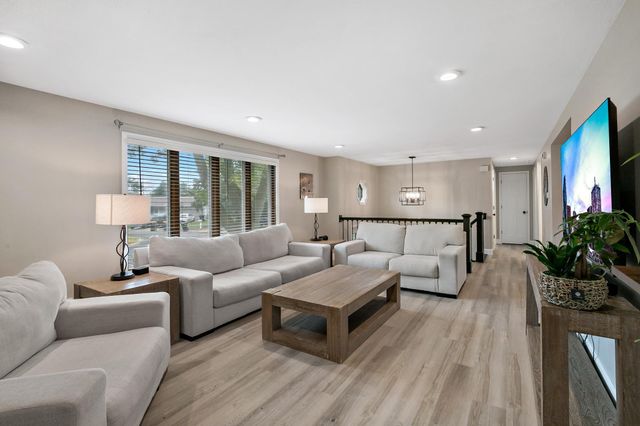 1933 Davis Court, Shakopee, MN 55379