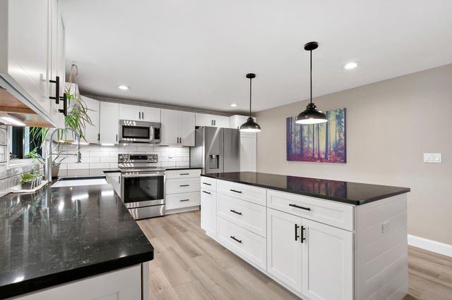 1933 Davis Court, Shakopee, MN 55379