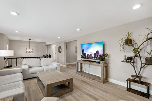 1933 Davis Court, Shakopee, MN 55379