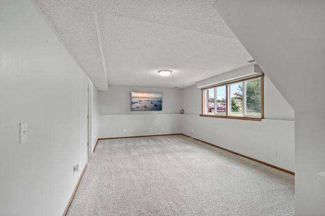 1933 Davis Court, Shakopee, MN 55379