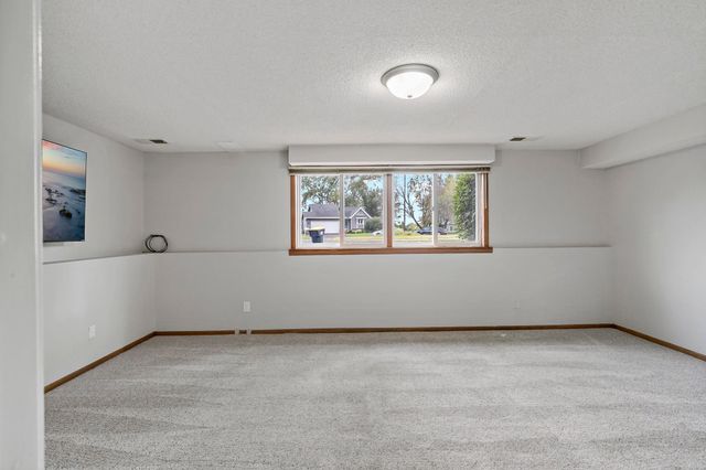 1933 Davis Court, Shakopee, MN 55379