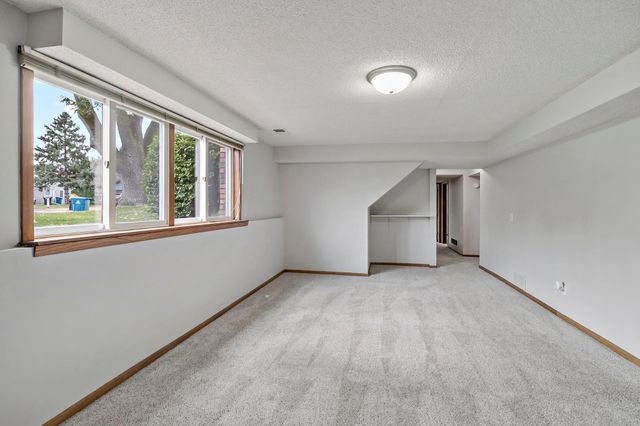 1933 Davis Court, Shakopee, MN 55379