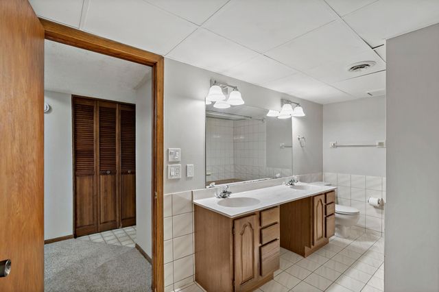 1933 Davis Court, Shakopee, MN 55379