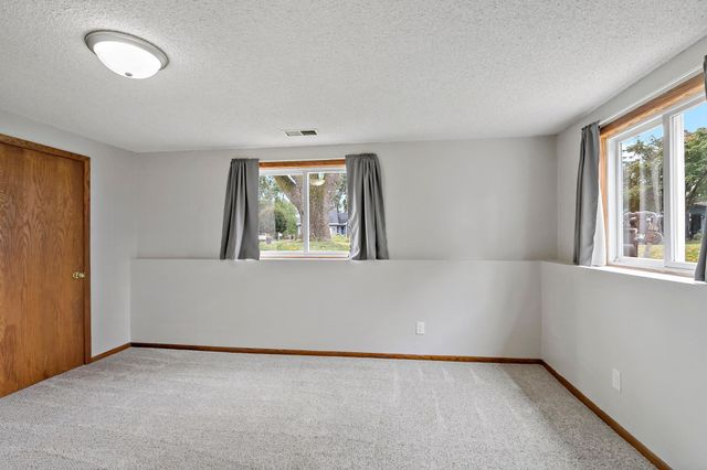 1933 Davis Court, Shakopee, MN 55379